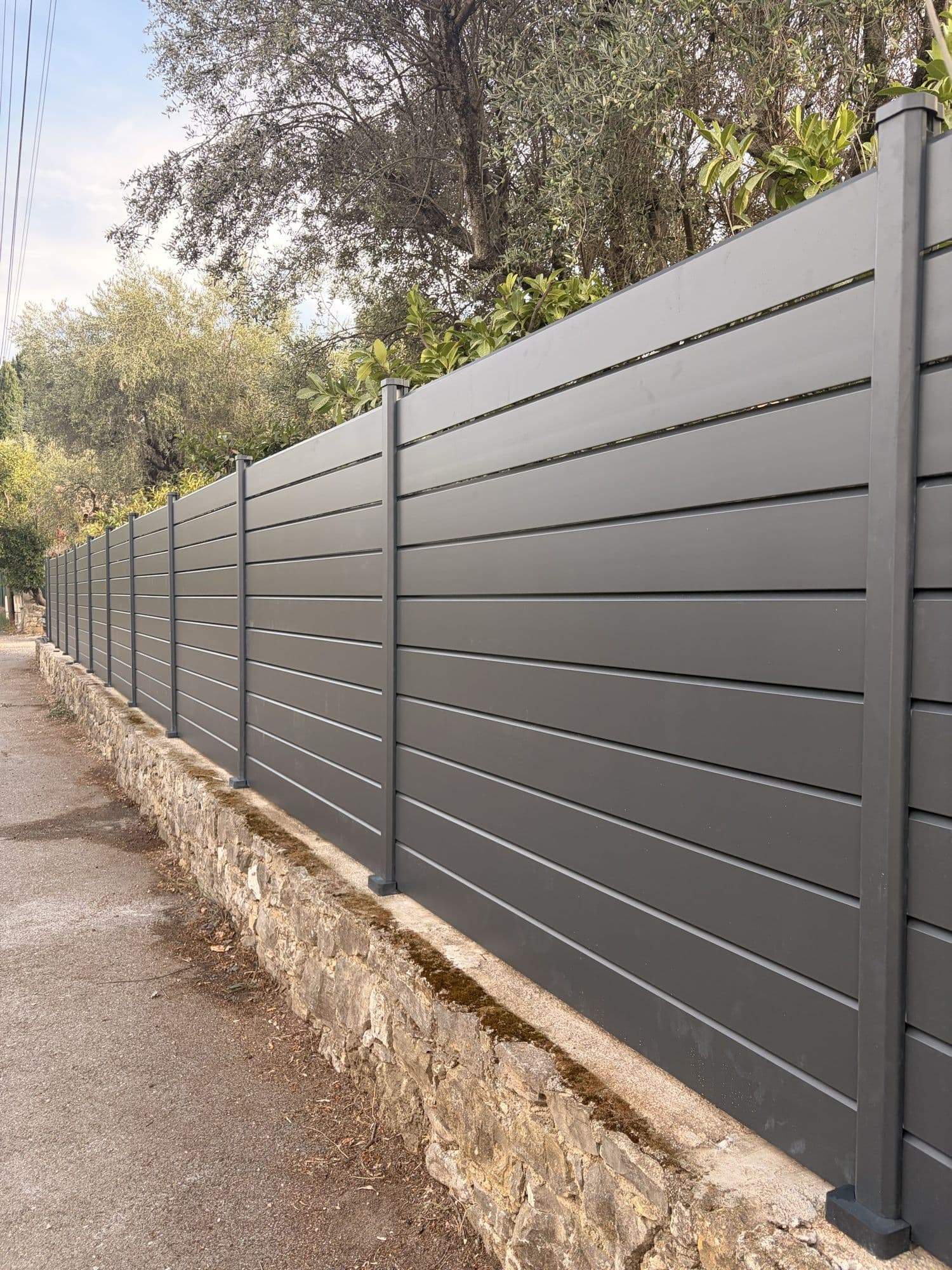 Pose de clôture aluminium gris anthracite sur muret en pierre Antibes