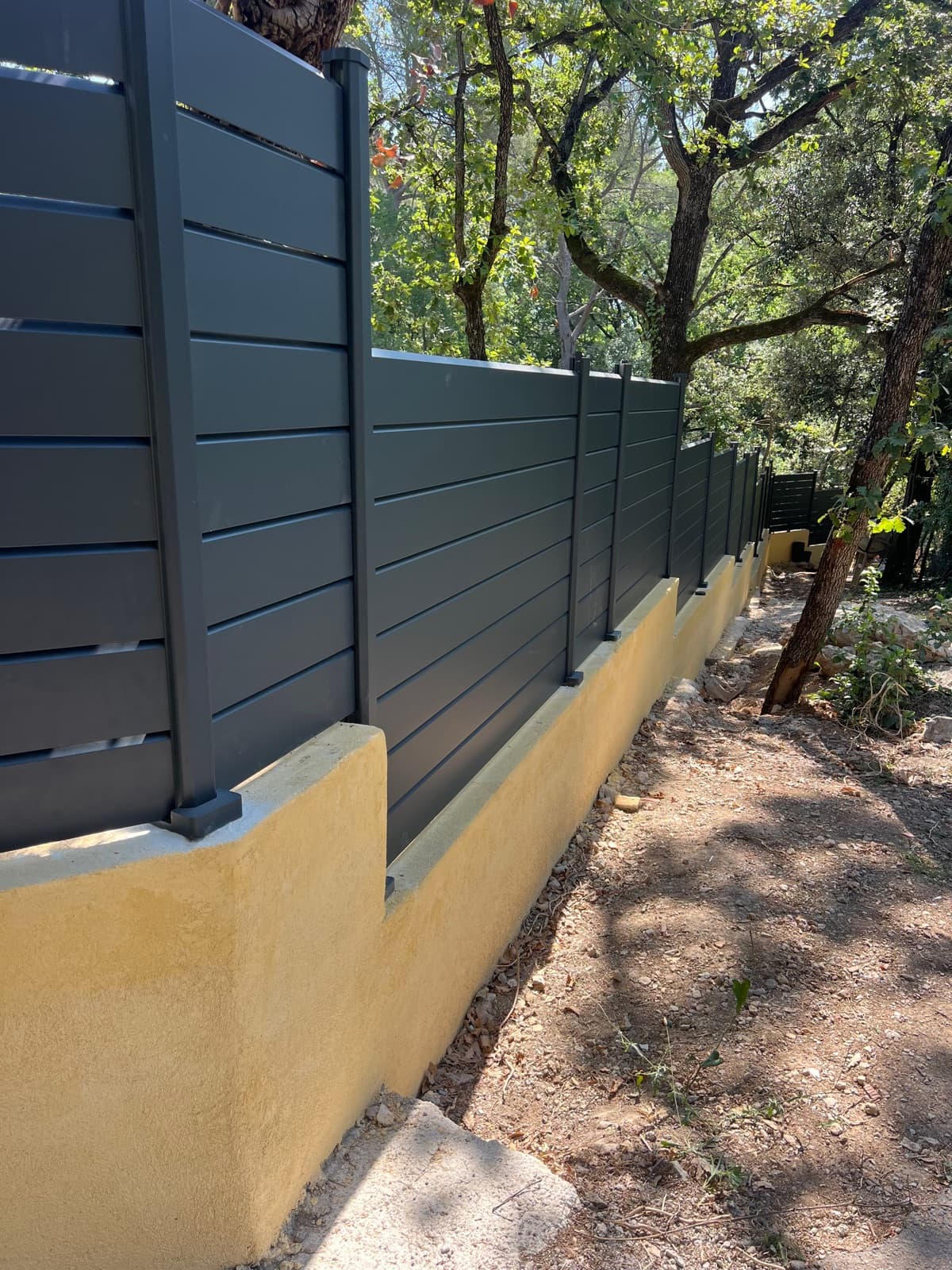 Pose de clôture aluminium sur muret maçonné Mougins