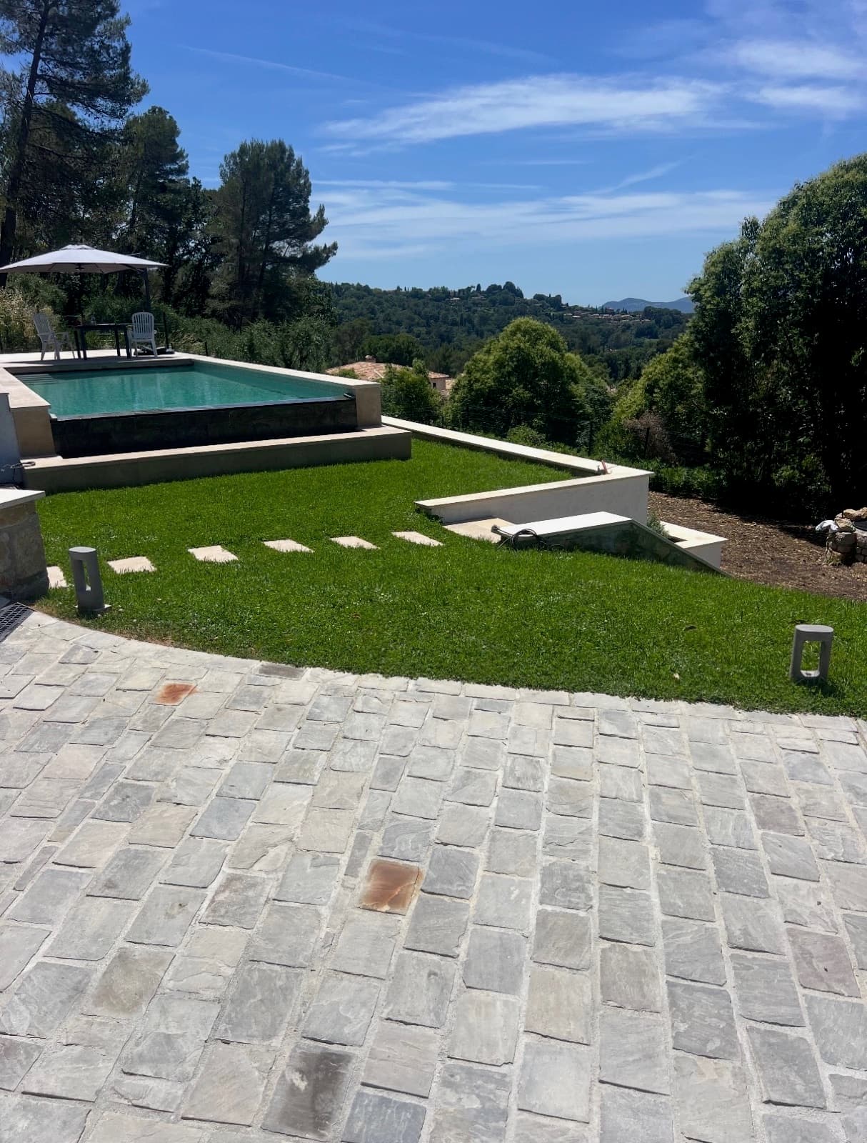 Création de terrasse en pavés pierre naturelle et gazon Opio Alpes-Maritimes